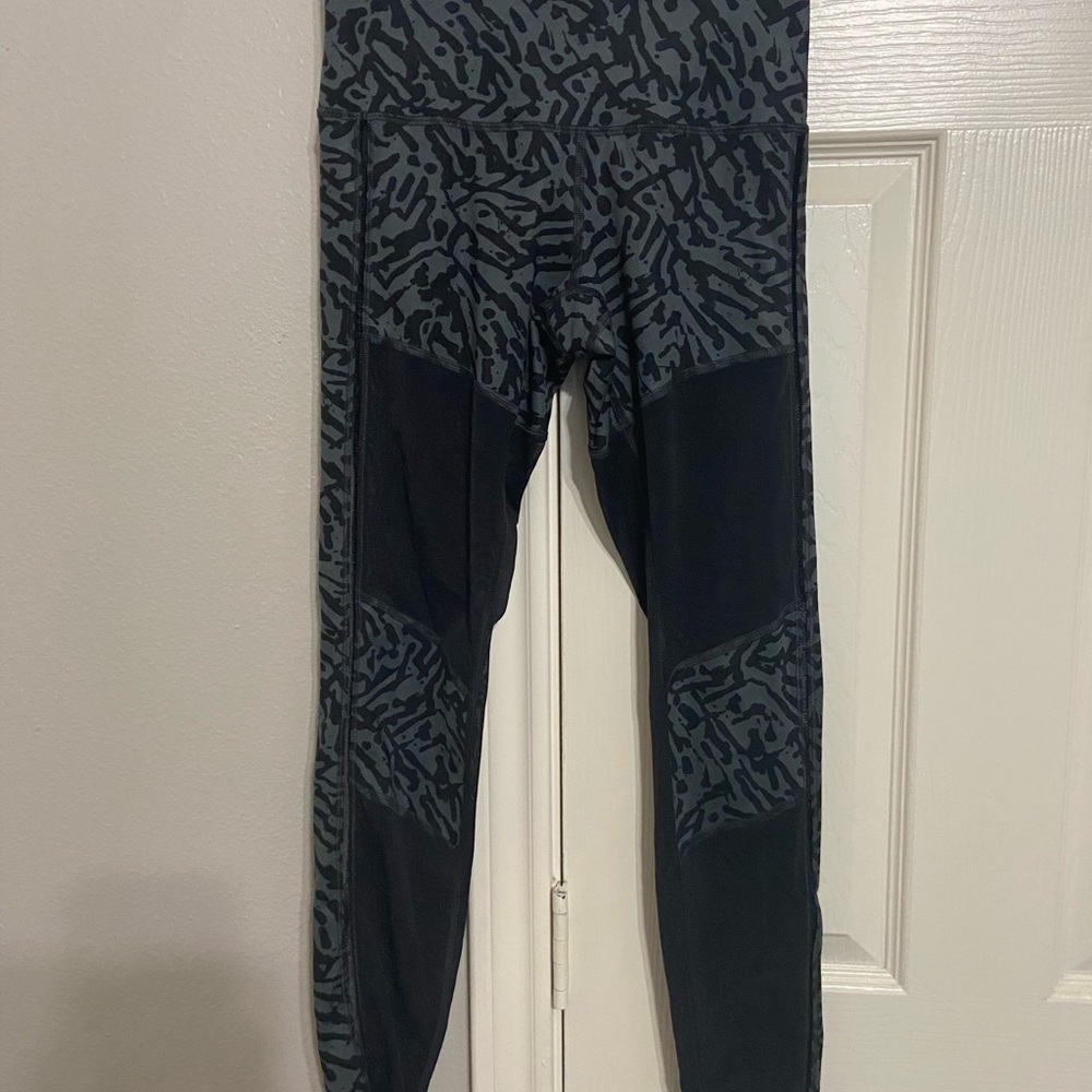 Lululemon Hot to Street Mesh Black & Charcoal Patterned Leggings